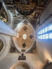 Fachada, puertas, techos y espacios incre&iacute;bles de la catedral de Burgos, Espa&ntilde;a.