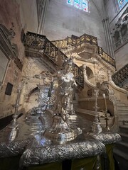 Fachada, puertas, techos y espacios increíbles de la catedral de Burgos, España.