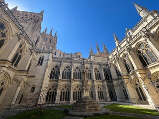 Fachada, puertas, techos y espacios incre&iacute;bles de la catedral de Burgos, Espa&ntilde;a.