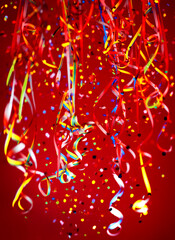 Luftschlangen und Konfetti