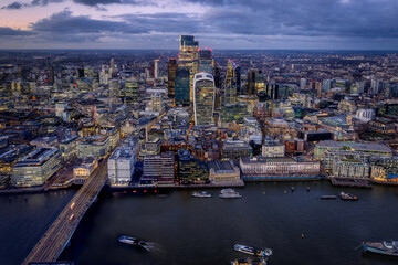 Obraz premium Elevated view of the illuminated, financial skyscrapers at the City at London Bridge during dusk, England