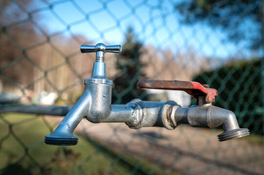 Wasserhahn abgestellt im Winter