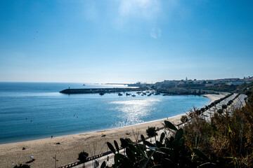 Obraz premium Beach promenade with calm sea and boats