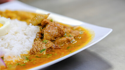 carne con arroz y patatas
