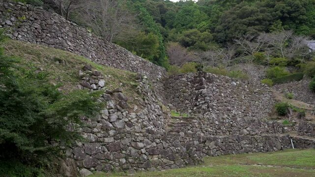 安土城 百々橋口道から伝羽柴秀吉邸跡の高石垣を望む