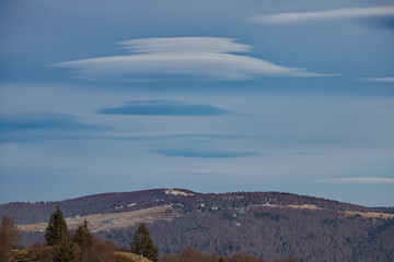 nuage lenticulaire (altocumulus lenticularis )