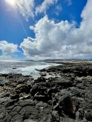 Atlantikküste Lanzarote, Strand und Meer mit Lavagestein