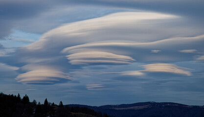 nuage lenticulaire (altocumulus lenticularis )