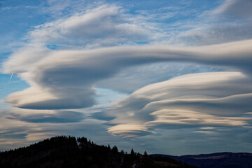 nuage lenticulaire (altocumulus lenticularis )