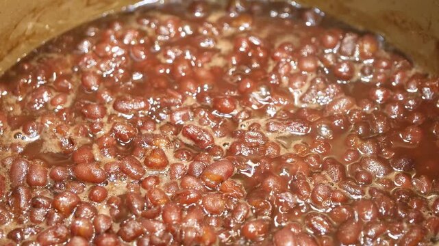 和菓子の餡子。砂糖を入れて煮込んでいる小豆の動画。