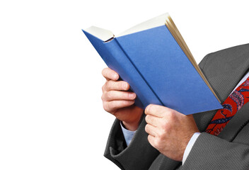 ein Mann liest in einem Buch