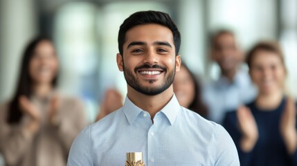Obraz premium businessman holding trophy with people clapping