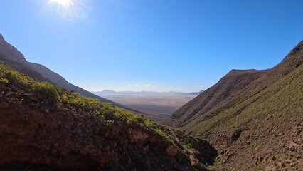 sonnendurchflutetes idyllisches Tal auf Lanzarote, Kanaren, Wandern, Flora, Natur, Sonnenstrahlen, einsam, ruhig, Pfad, steinig, Berge