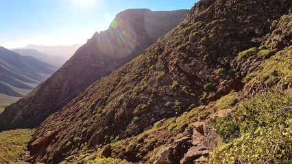 sonnendurchflutetes idyllisches Tal auf Lanzarote, Kanaren, Wandern, Flora, Natur, Sonnenstrahlen,...