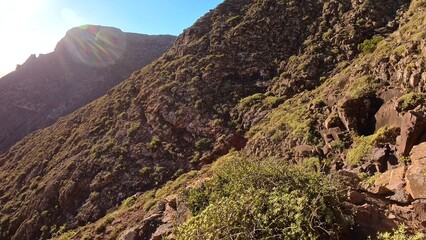 sonnendurchflutetes idyllisches Tal auf Lanzarote, Kanaren, Wandern, Flora, Natur, Sonnenstrahlen, einsam, ruhig, Pfad, steinig, Berge