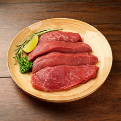 Fototapeta premium steaks de boeuf crus dans une assiette