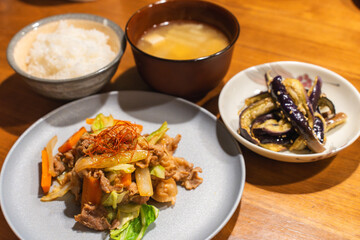 家庭料理の定食、豚肉と野菜炒め、白ご飯と味噌汁付き