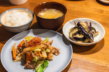 家庭料理の定食、豚肉と野菜炒め、白ご飯と味噌汁付き