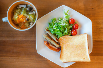 トーストとソーセージ、野菜スープのヘルシーな朝食プレート