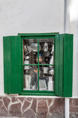 Décor à une fenêtre de boutique dans la vieille ville de Fontarrabie (Hondarrabia) en espagne.