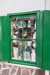 Décor à une fenêtre de boutique dans la vieille ville de Fontarrabie (Hondarrabia) en espagne.