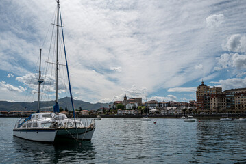 La ville de Fontarrabie (Hondarrabia) en espagne vu depuis la navette vers Hendaye.