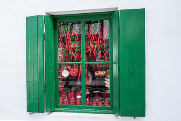 Décor à une fenêtre de boutique dans la vieille ville de Fontarrabie (Hondarrabia) en Espagne.