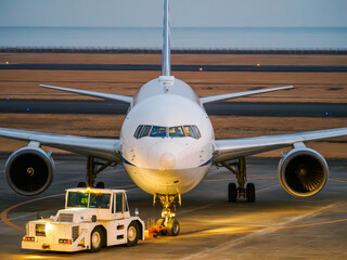 旅客機とトーイングカー