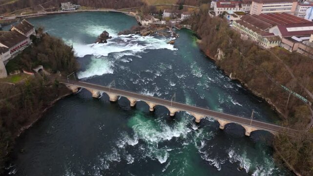 Rheinbruecke bei Laufen Eisenbahn-Bogenbruecke Luftaufnahme im Fruehling, Schweiz, Laufen-Uhwiesen, Neuhausen am Rheinfall. Rheinfallbahn. Aerial view of single-track railway bridge Rheinbrucke. 