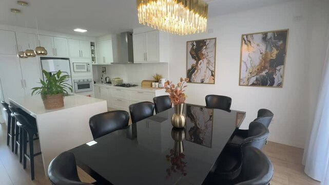 mesa preta em cozinha proven&ccedil;al com ilha branca de quartzo 