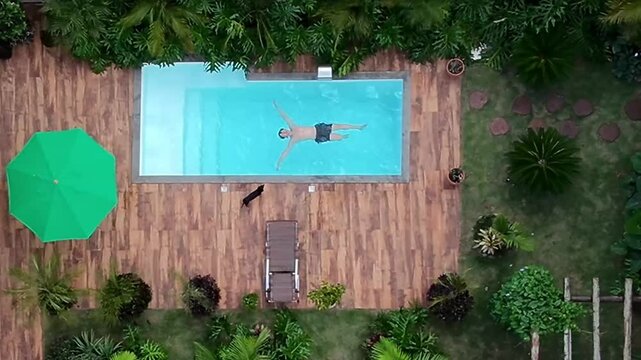 homem nadando em piscina tiro de drone 