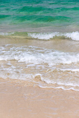 小浜島コーラルビーチの波打ち際と珊瑚の海