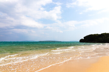 小浜島の美しいビーチとエメラルドグリーンの海