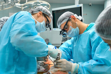 team of surgeons is working in the operating room