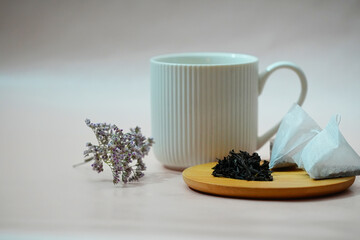 The concept of choosing between tea in a package and tea sprinkled.