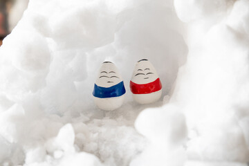 かまくらの中にいる会津の起き上がり小法師②