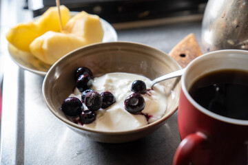 ブルーベリーヨーグルトと林檎で一日のスタート