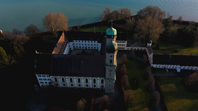 Kloster Hofen, auch bekannt als Schloss Friedrichshafen, Benediktinerkloster am Bodensee, Stadt Friedrichshafen, Deutschland Luftaufnahme. Schlosskirche aerial view in Germany, Friedrichshafen. 