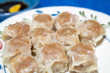 おいしいシュウマイと醤油の入った小皿②