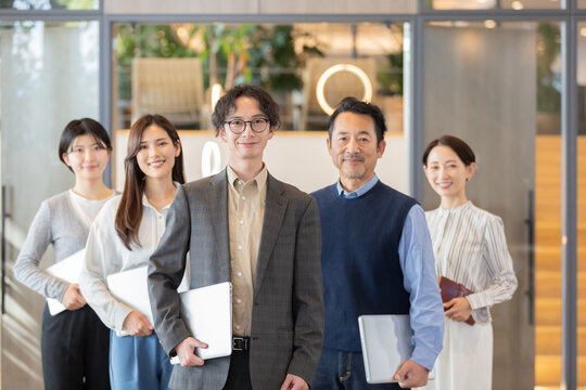 デザイナーズオフィスで働く人々