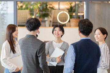 デザイナーズオフィスで働く人々