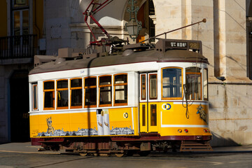 Die schöne Alte Tram in Lissabon Portugal