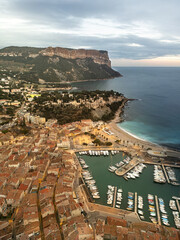 Vue aerienne d'une ville de la cote d'azur et d'un port de plaisance dans une ville proche des montagnes