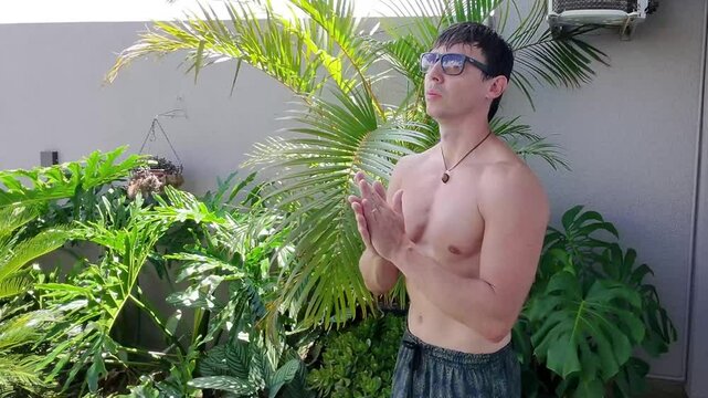 homem sem camisa no jardim 