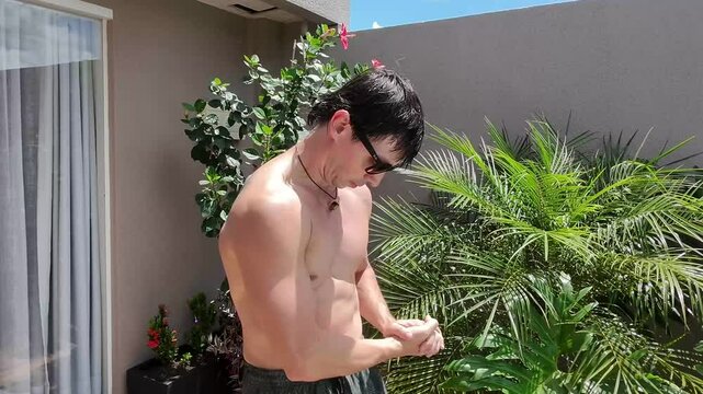 homem sem camisa no jardim 