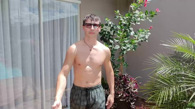 homem sem camisa no jardim 