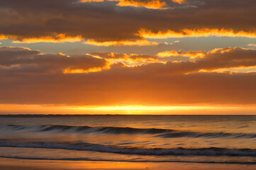 Naklejka premium 夕焼けの海岸
