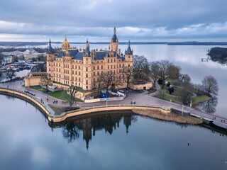 Naklejka premium Schwerin, Germany: Aerial view of the famous Schwerin castle and reflection in northern Germany on a cloudy winter day