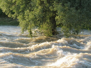 Hochwasserfluten am Fluss Mangfall in Bayern