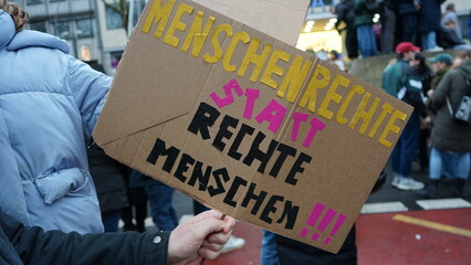 Plakate auf einer Demonstration gegen Rechtsextremismus
